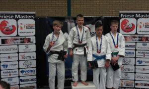 339436 Twan Cremer links en Matyas Tinkoczij tweede van rechts hadden net als vele andere judokas van Haagsma prijs op judotoernooi de Friese Masters in Stiens
