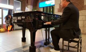 351291 stationpianist