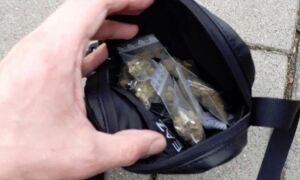 364265 tasje met drugs