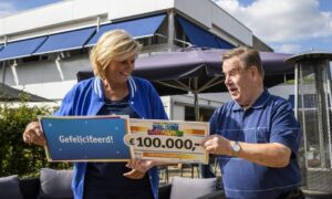 374033 Hans 72 uit Enschede wint 100000 euro in Vrienden Loterij Prijzen Marathon 1