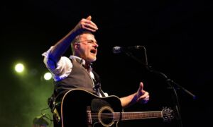 391047 101 Steve Harley Live2015onstage