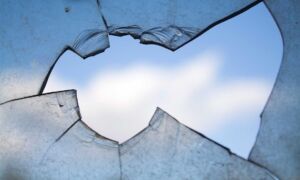 399995 broken window 960188 1280