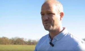 407293 Still video t vaneker