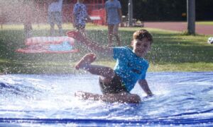 423623 Jonge rugbyers van de Hengelose Rugbyclub Dragons sloten afgelopen warme week op een heerlijk verkoelende manier een succesvol sportseizoen af