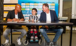 Ira (9) tekent zijn spelerscontract naast Marco Mahangoe (l) en Rob Toussaint (r)