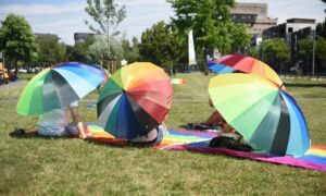 462811 Rainbow Sit In in Enschede trekt zo n 50 deelnemers Foto Rozegolf net