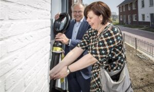 47580 Marieke Paauwe ontvangt als eerste bewoner de sleutel uit handen van directeur Harry Rupert van Welbions
