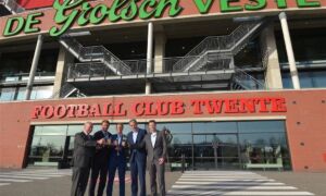 48263 2015 FC Twente en Grolsch bekrachtigen samenwerking