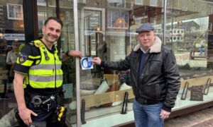 20241213 sticker wijkagent bas van den heuvel berto mulder knh IMG 4661
