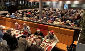 20241215 kerstdiner ouderen zonnebloem thales IMG 4780