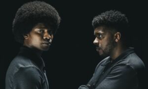 v.l.n.r: Daniël Kolf (speelt Darius Dhlomo), Uriah Havertong (speelt Steve Mokone)