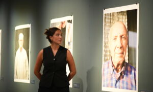 Olivia Tudor naast expositie Tussen Draad en Dromen