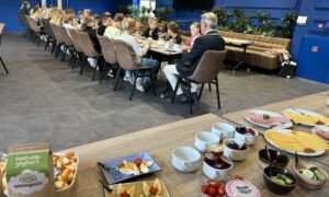 WIERDEN Burgemeestersontbijt met groep 7 van basisschool Het Laar