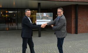 Gerald Aveskamp overhandigt cheque aan Frank Niens