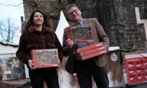 Projectleidster Petra Kamping (links) en Directeur Jeff van den Biggelaar Enschede Promotie voor de grote kerk