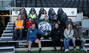 Groepsfoto bij Asito Stadion Micks Place JPG