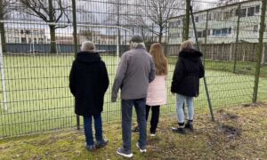 Bewoners Hekselbrik zijn voetbalkooi in hun wijk zat