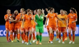60856 Oranje vrouwen
