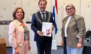 Wierden aanbieden coalitieprogramma Leonie Prieshof en Melanie Langenhof