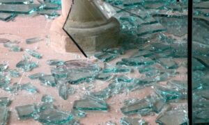 64143 glas op de vloer