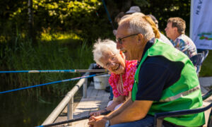 Deelnemer en vrijwilliger lachen
