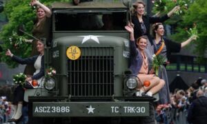 69612 42267 Bevrijdingsparade