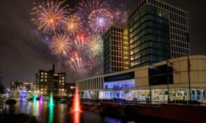 Vuurwerkknutsel bij stadhuis Almelo