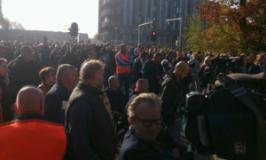 81145 veel publiek azc protest