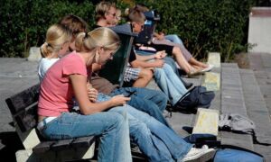 81610 15656 Jongeren op een bankje 2000px