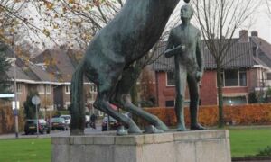 81619 Jongen meisje en paard Johan van Zweden Bataafse Kamp Hengelo 02