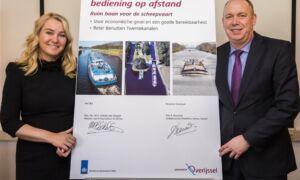98608 Minister Schultz en Gedeputeerde Boerman ondertekenen overeenkomst brug en sluisbediening op afstand