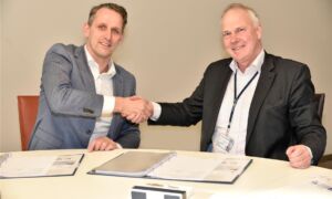 99452 Ondertekening overeenkomst door Jelle Zijstra directeur van Unica Hengel