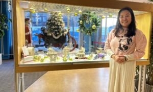 Alicia Puper Lai en haar kerstminiaturen