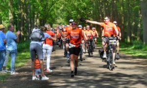 Almeloopers passeren Gravenallee archief