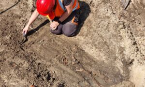 Archeologen aan het werk onder Kerkplein Almelo