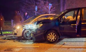 Auto botst op Noord Esmarkerrondweg in Enschede 12022025