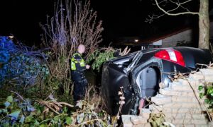 Auto crasht in voortuin Noord Esmarkerrondweg News United Dennis Bakker