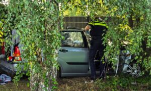 Auto uit de bocht gevlogen in de Kerkstraat Glanerbrug Dennis Bakker 22082024