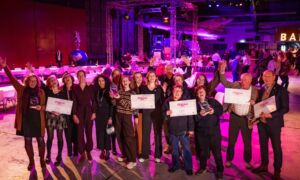 Ayse Kadan vijfde van links tijdens de uitreiking van de Overijsselse vrijwilligersprijzen