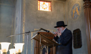 Biyomin Jacobs - rabbijn - sjofar - synagoge