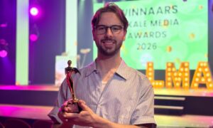 Bjorn Blom met zijn Lokale Media Award voor Twentse Mannen Huilen Niet