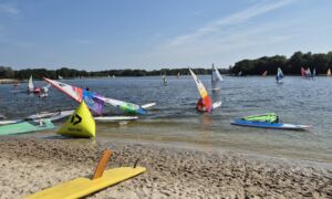 Boards aan het water tijdens de Open Deuren Cup Julian Vriend