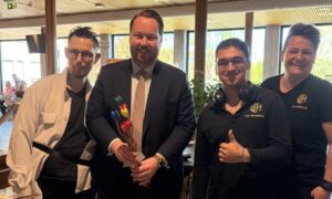 Burgemeester met clienten Workhome Losserhof en rechts begeleider Marijke 02