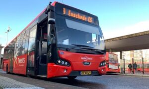 Bus van Keolis op het station in Hengelo Foto RTV Oost