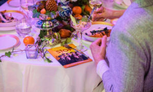 DOOR HET STOF PERSFOTO ETEN