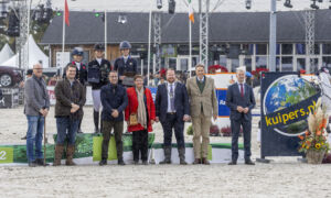 De top drie op het podium bij de prijsuitreiking van links naar rechts Laura Collett Julia Krajewski en Hallie Coon c Ashley Claus