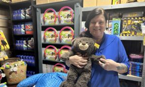 Dimmy Delfsema bij de speelgoedbank
