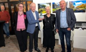 Yolanda Vonhof namens Heemkunde Denekamp, prijswinnaar Jos Wintels, Ineke Naarding namens Culturele Raad Denekamp en wethouder Benno Brand