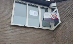 Drugspand gesloten makelaarsbord