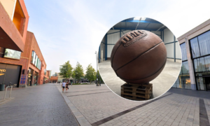 Enorme leren voetbal op van heekplein enschede700